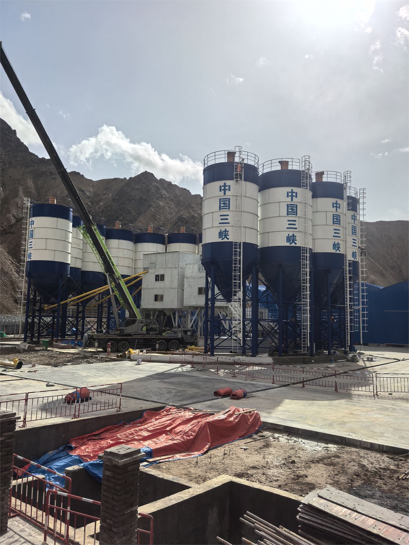 Large multi-silo cement storage installation