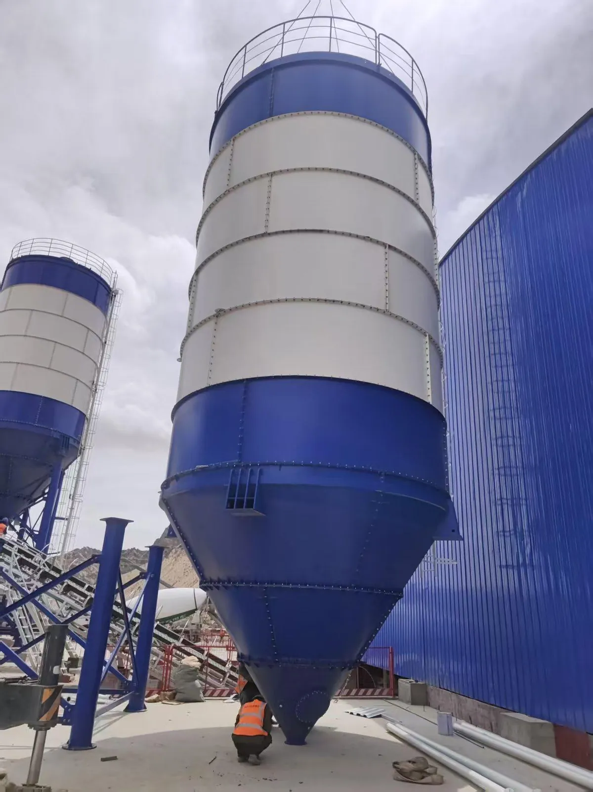 Bolted cement silo installed for a bulk powder handling project