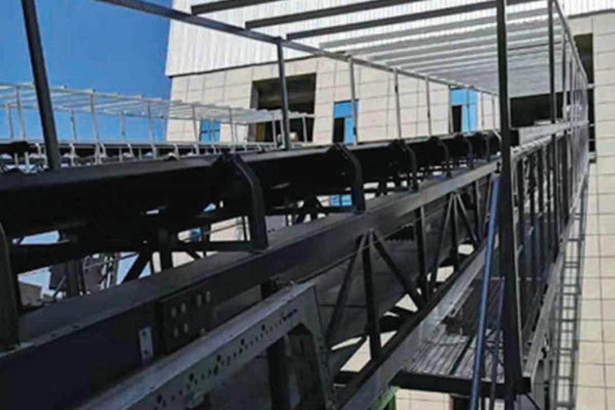 Cement screw conveyor for silo feeding